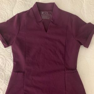 Figs Women's XS Inala scrub top in purple shadow